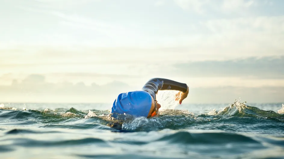 Survivante d'un cancer du sein, elle traverse quatre fois la Manche à la nage sans s'arrêter