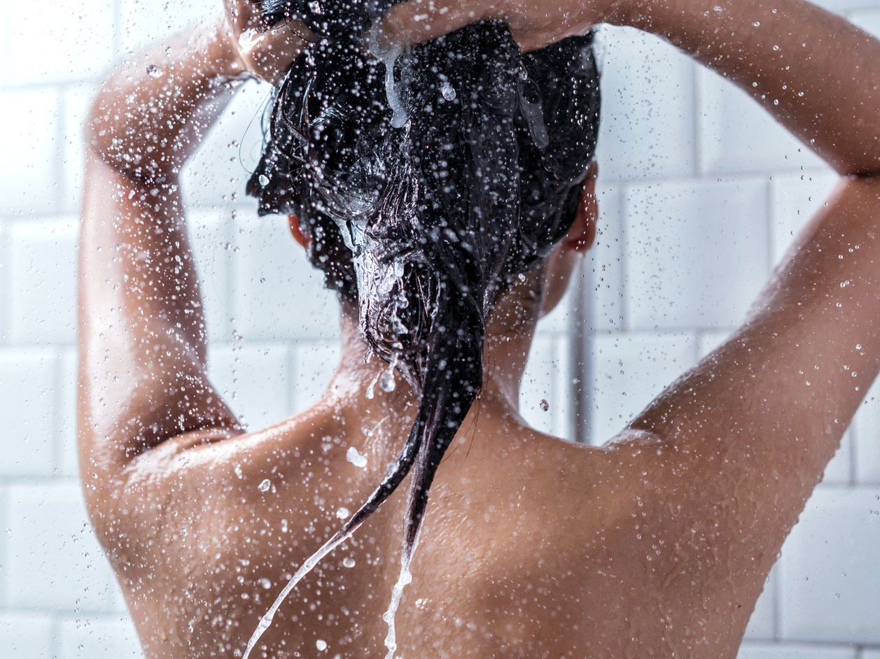 Время принятия душа. Мытье волос Эстетика. Принятие душа фото. Take a Shower. Вода в душе течет фото.