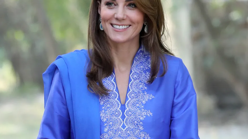 Au Pakistan, Kate Middleton rend hommage à Lady Di dans une robe bleu ciel