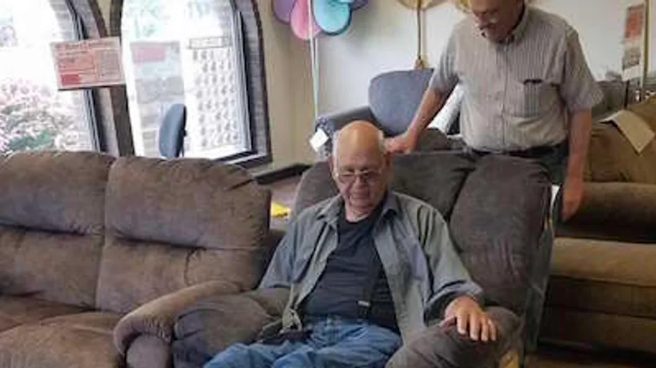 Les photos de ce grand-père choisissant un nouveau fauteuil avec son chien sont adorables
