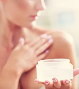 Cuidado del pecho: ¿por qué funcionan las cremas reafirmantes?