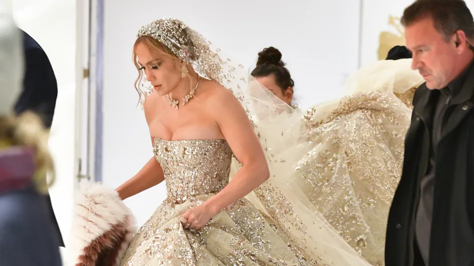 Jennifer Lopez s'affiche dans une incroyable robe de mariée