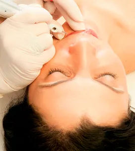 ¿Labios tatuados? Te contamos todo sobre la micropigmentación