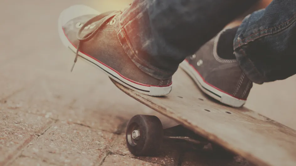 Un petit garçon atteint d'un handicap moteur réussit à faire du skate grâce à une machine