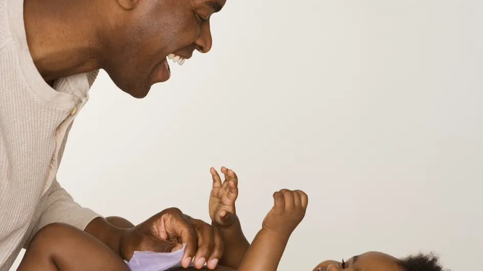 Pour la première fois, Huggies choisit un papa noir et sa fille pour représenter ses couches