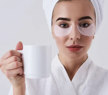 3 beneficios de la cafeína en tu piel que cambiarán tu rutina de belleza para si