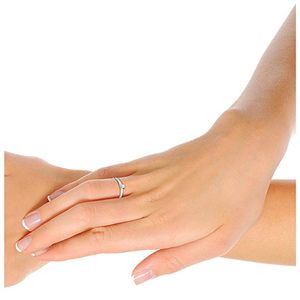 Solitario de oro blanco con incrustación de diamanete de Orovi