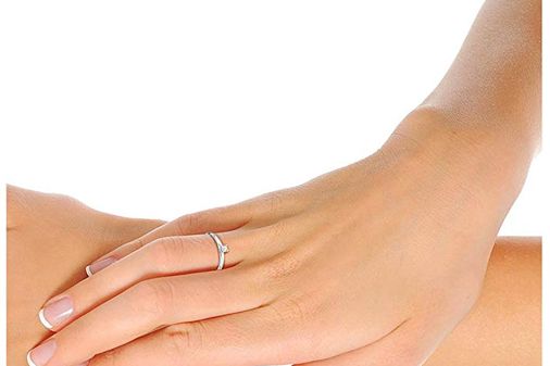 Solitario de oro blanco con incrustación de diamanete de Orovi