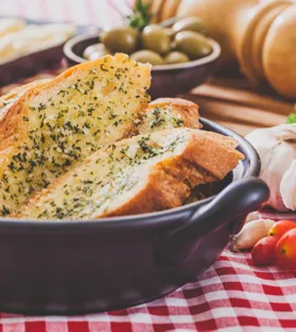 Pan de ajo y romero: un entrante perfecto para cualquier ocasión