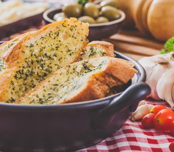 Pan de ajo y romero: un entrante perfecto para cualquier ocasión