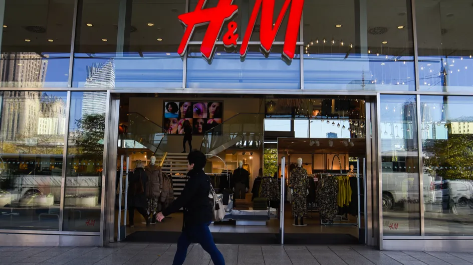 Ce papa campe devant H&M pour pouvoir gagner un bon d'achat