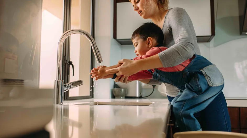 Bien se laver les mains : les trucs et astuces qui marchent avec les enfants