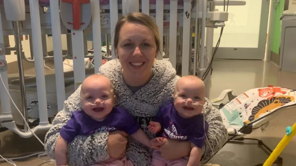 Nées à 22 semaines, ces jumelles prématurées ont fêté leur premier anniversaire