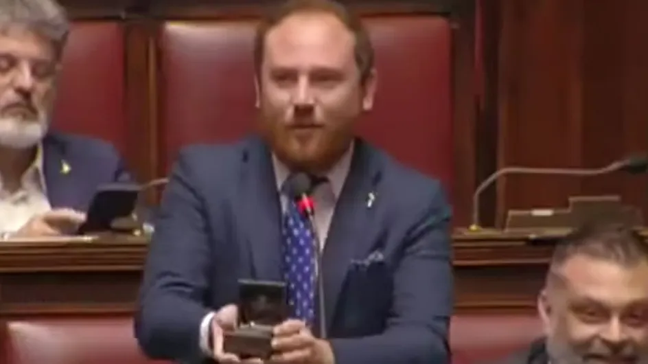 Un député italien demande sa petite-amie en mariage au Parlement !