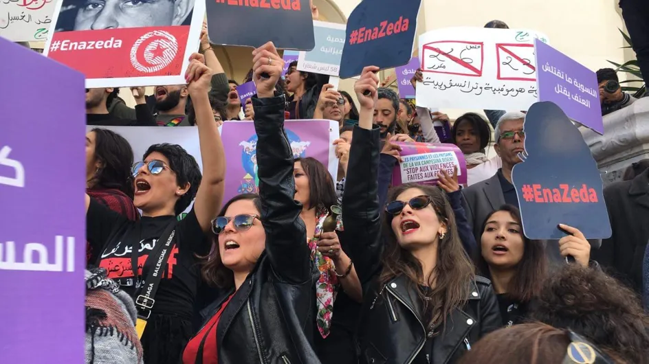Munies de balais, les Tunisiennes veulent nettoyer le pays de la violence faite aux femmes