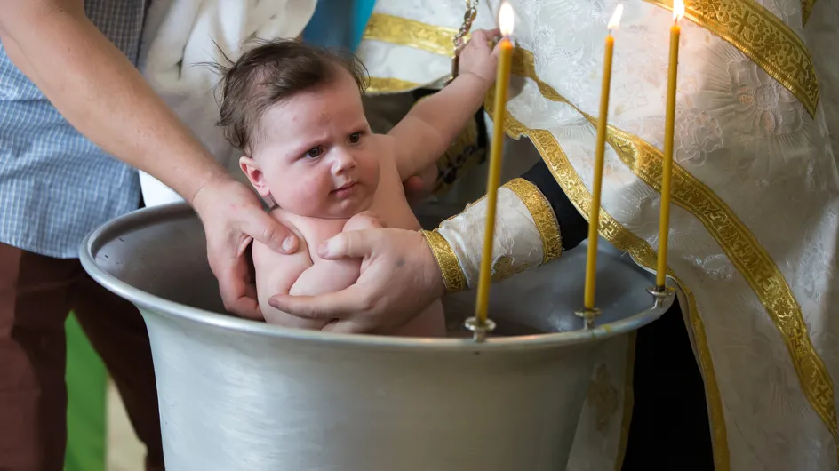Le prête d'un village refuse de baptiser un bébé à cause d'une tache de naissance