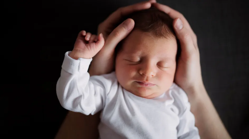 Mon bébé a la tête plate : comment prévenir cette malformation ?