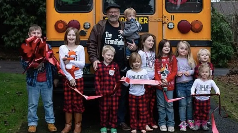 Gaga de ses 10 petits-enfants, il achète un bus pour les emmener à l’école tous les matins