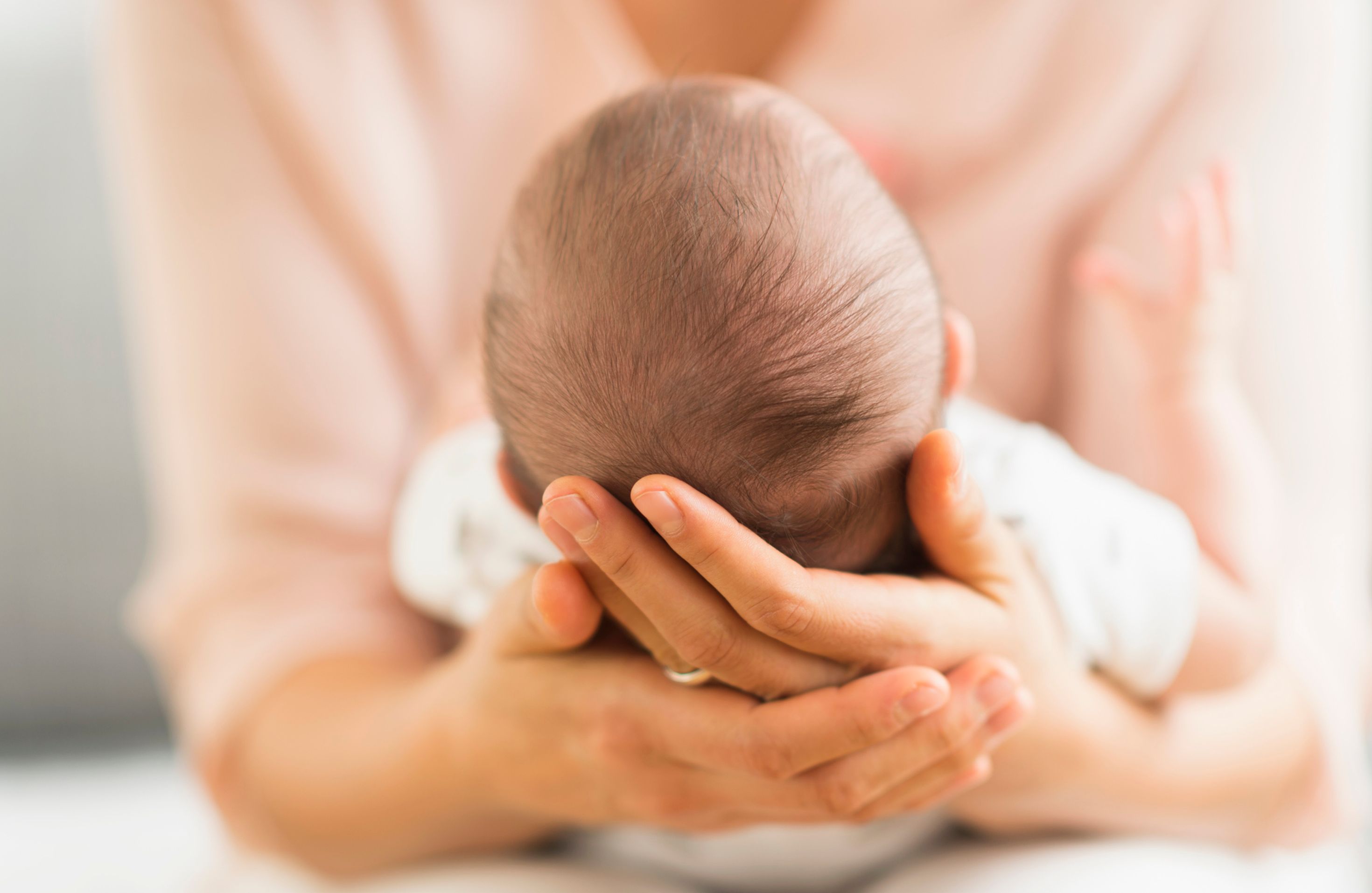 Un policier sauve un bébé qui s