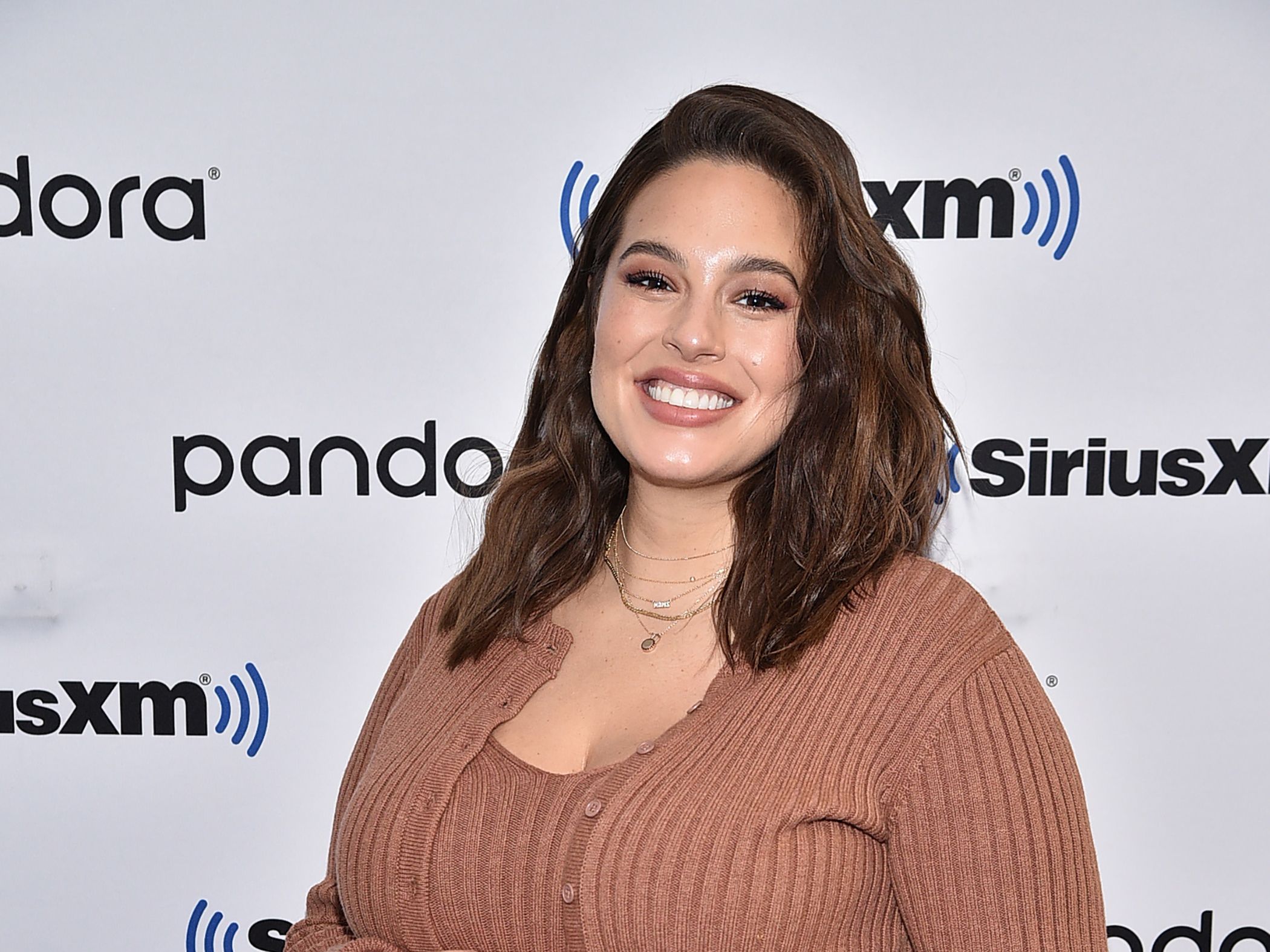 Enceinte de 8 mois, Ashley Graham célèbre ses rondeurs en posant nue