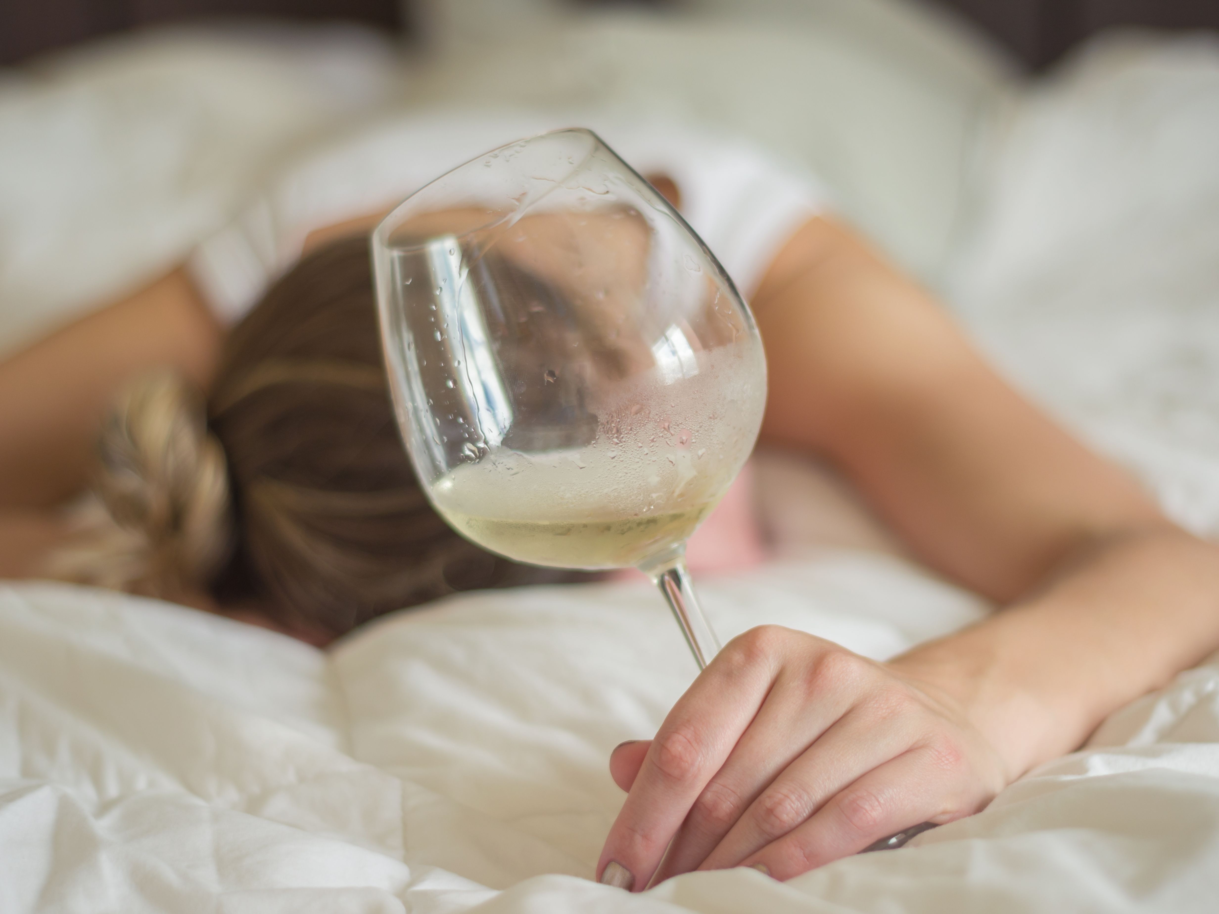 Бокал вина утром. Бокал вина в постели. Женщина с бокалом вина в постели. Вино на кровати. Фотосессии в постели с вином.