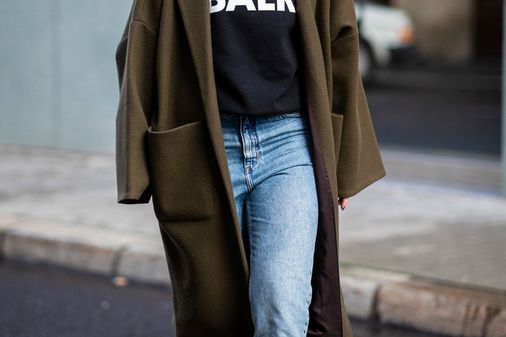 Hoodie zu Jeans stylen