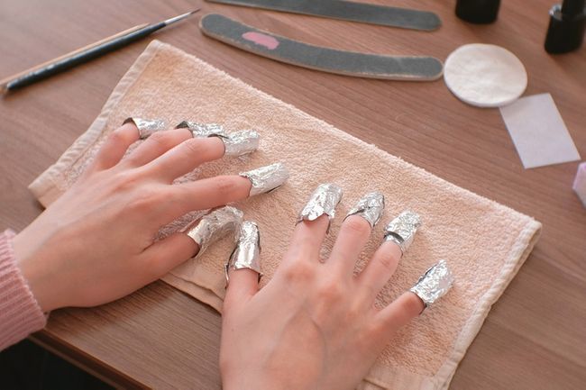 Come togliere lo smalto semipermanente: segui la nostra beauty routine ad hoc per un risultato quasi professionale