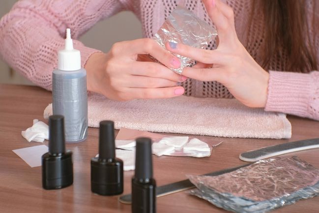 Come togliere lo smalto semipermanente: con lime e solvente il prodotto viene via