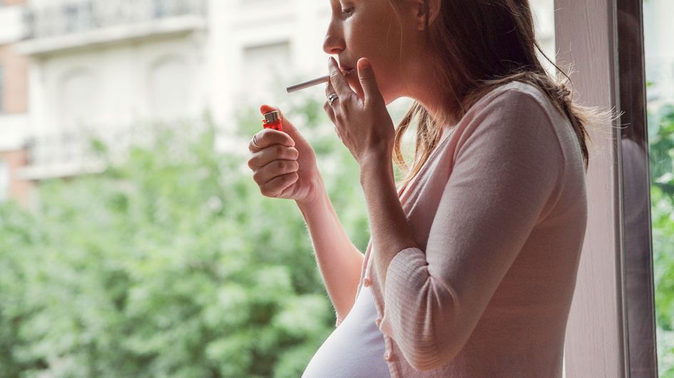 Payer une femme enceinte pour qu'elle arrête de fumer ? La France tente l'expérience
