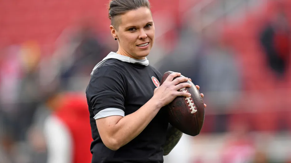 Katie Sowers entre dans l'histoire en devenant la première femme entraîneur au Super Bowl