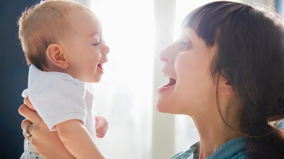 Accentuer les mots d’une phrase pour parler à votre bébé l'aide bien plus que vous ne le pensez