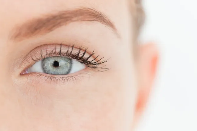 Changer la couleur de ses yeux grâce à la chirurgie : attention danger :  Femme Actuelle Le MAG