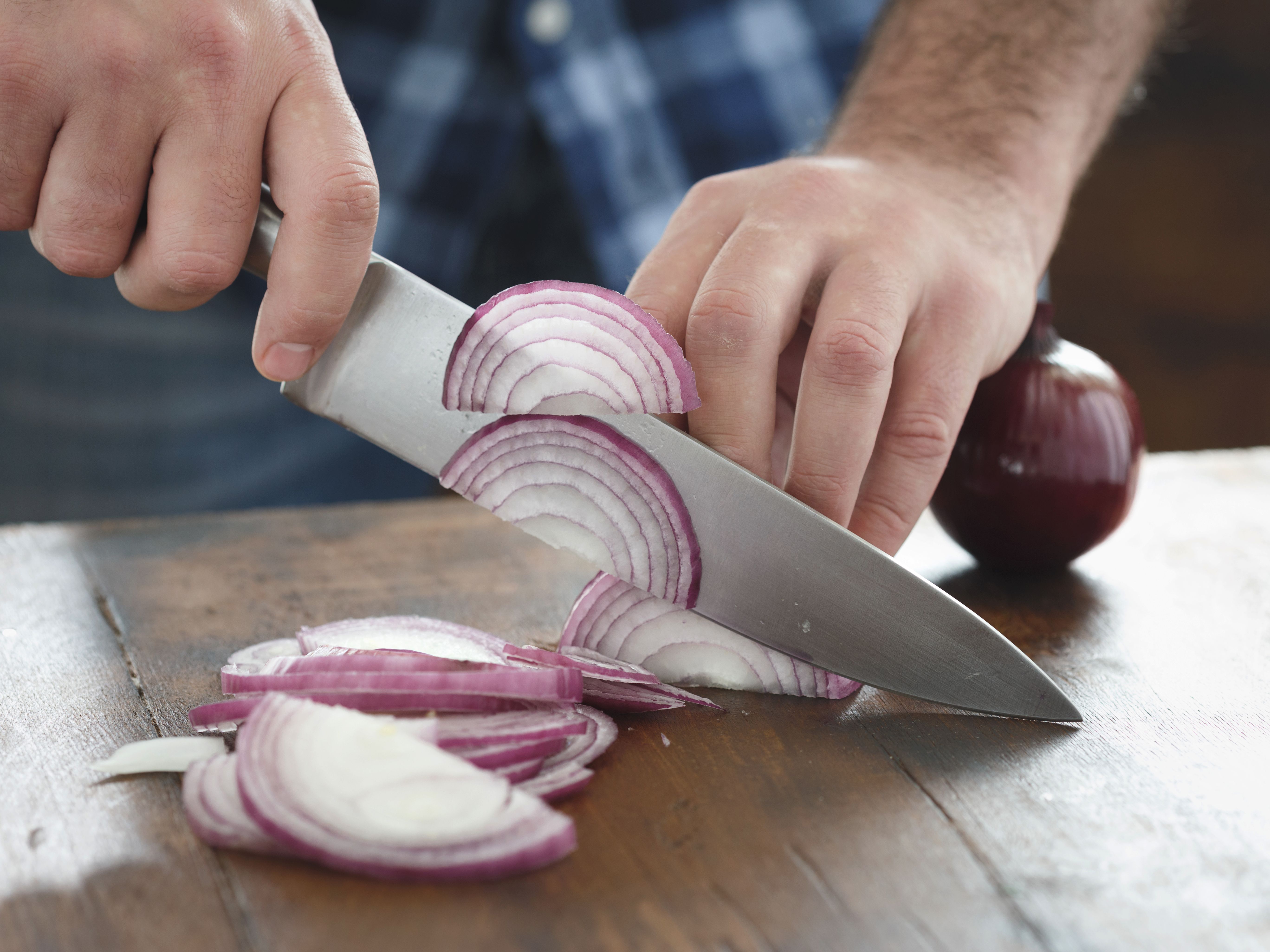 Astuce : Couper un oignon avec un éplucheur à légumes