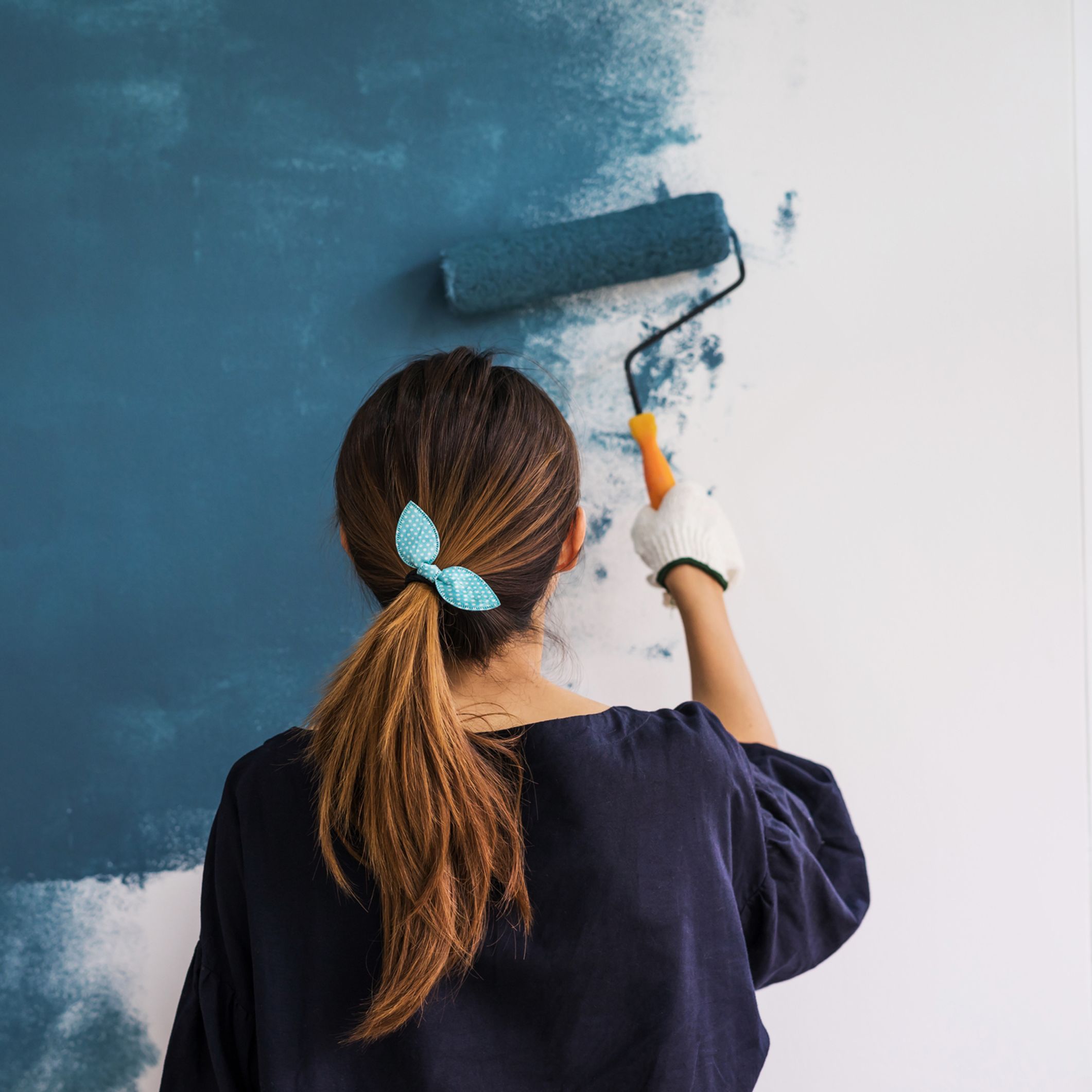 Une Femme Prépare De La Peinture Pour Peindre Les Murs De La Cuisine  Préparation Des Outils Et Des Peintures Pour La Peinture