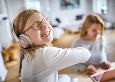 10 Ans Enfant Fille Heureuse Écouter La Musique De Son Smartphone