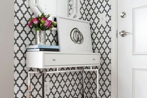 Decorar la entrada con papel pintado