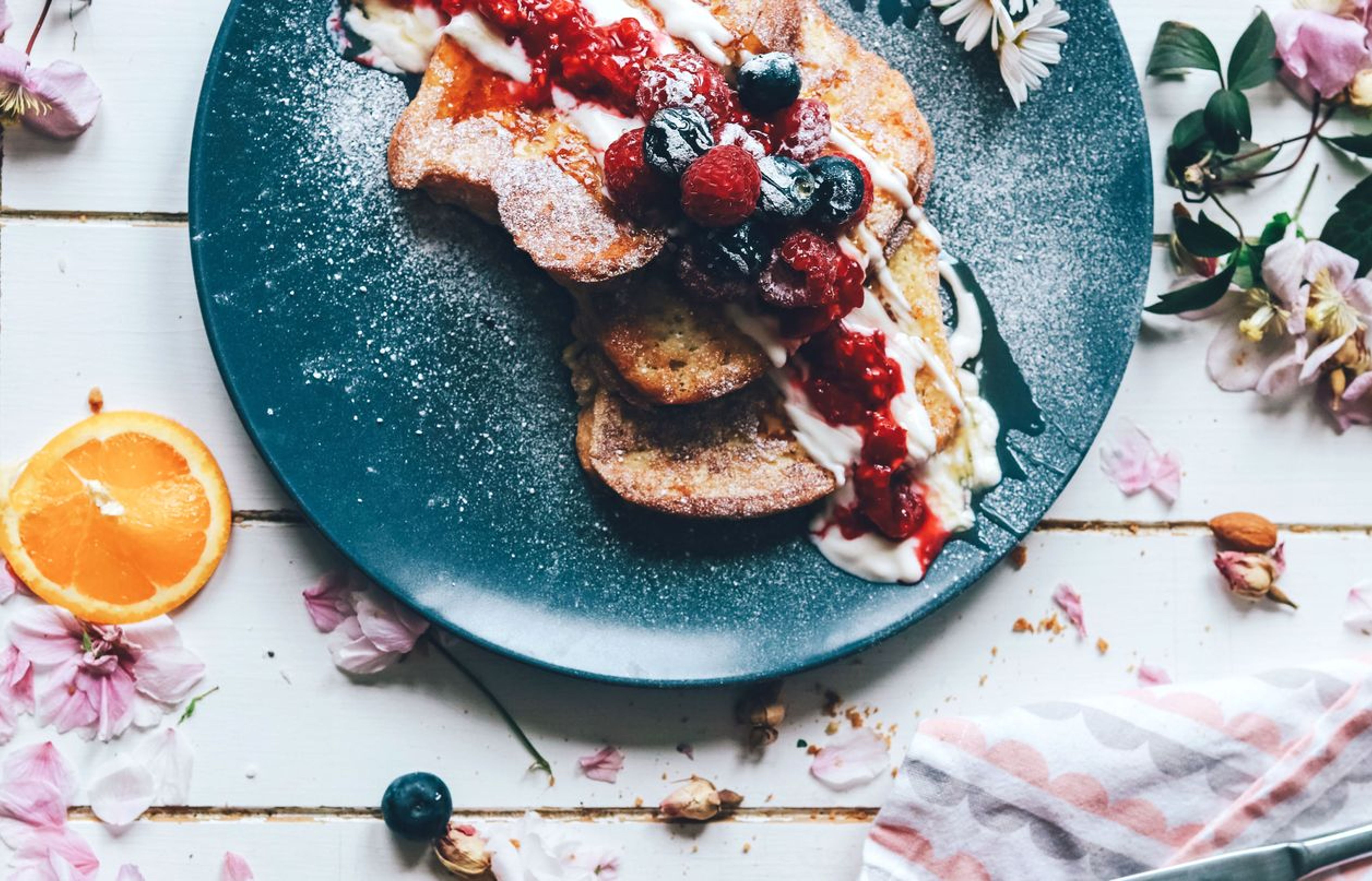 cazuela de desayuno con panecillos de media luna