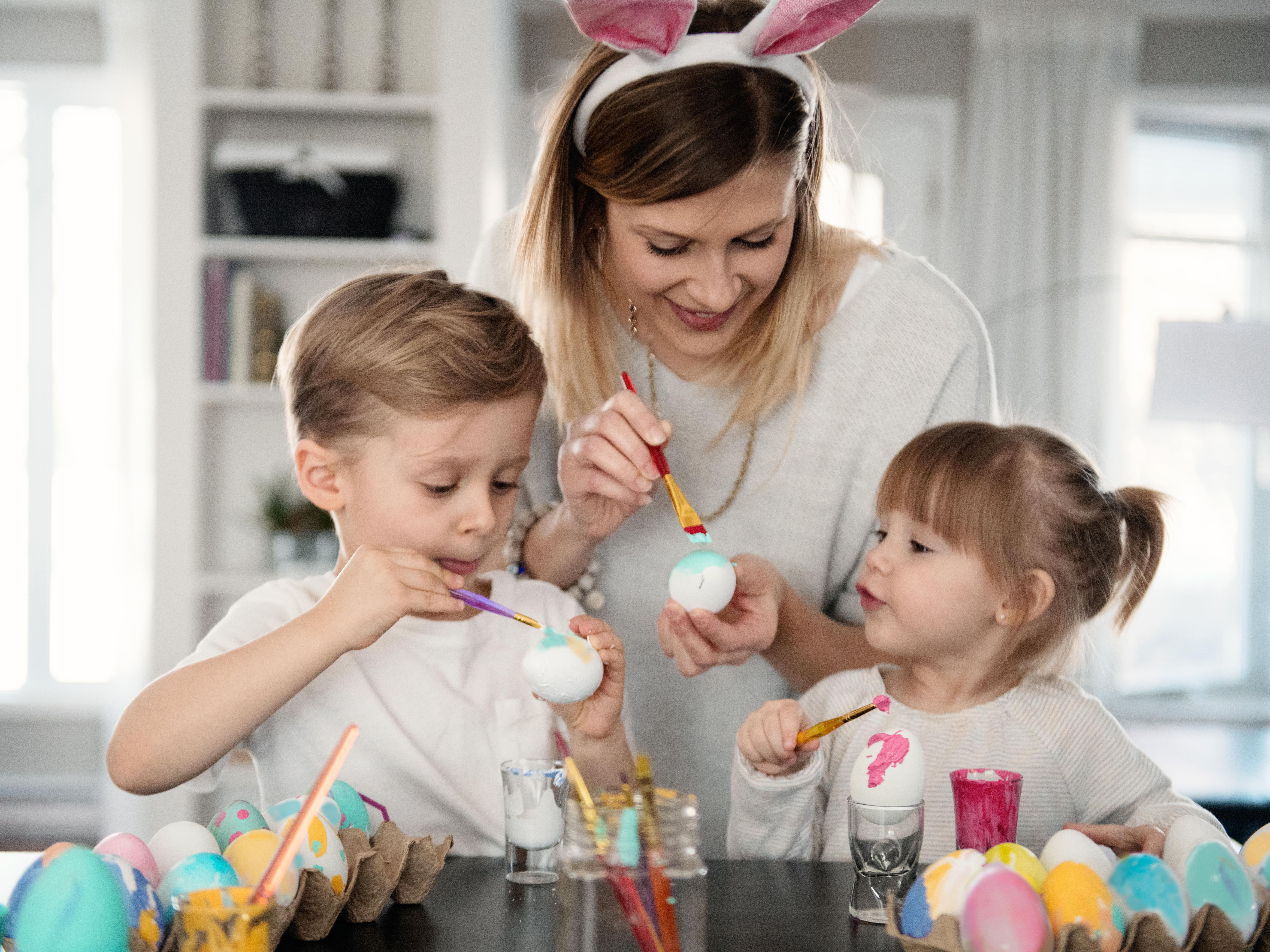 4 techniques faciles pour décorer des oeufs de Pâques avec ses enfants :  Femme Actuelle Le MAG