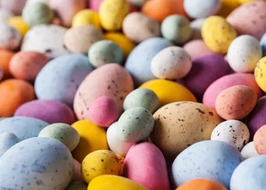 Gros Plan Sur Une Petite Voiture Avec Des Oeufs De Pâques