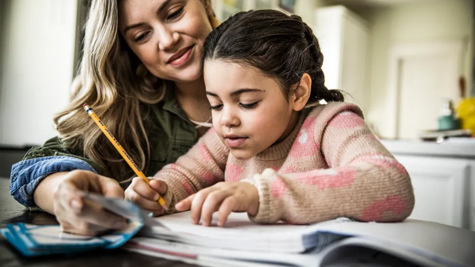 En moyenne, les parents consacrent plus de 4 heures aux devoirs des enfants