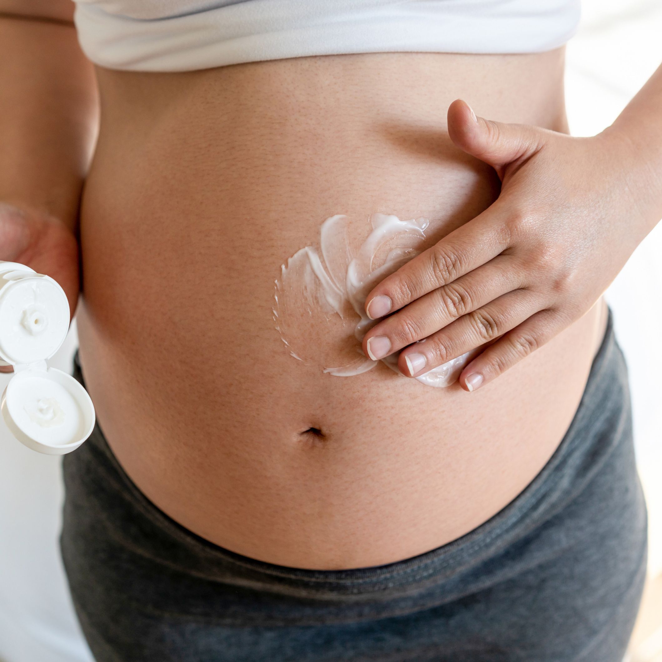 vergetures de grossesse : 7 crèmes et soins pour les prévenir