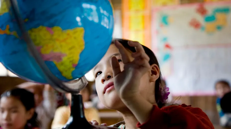 En Chine, les écoliers équipés d’originaux chapeaux de distanciation sociale