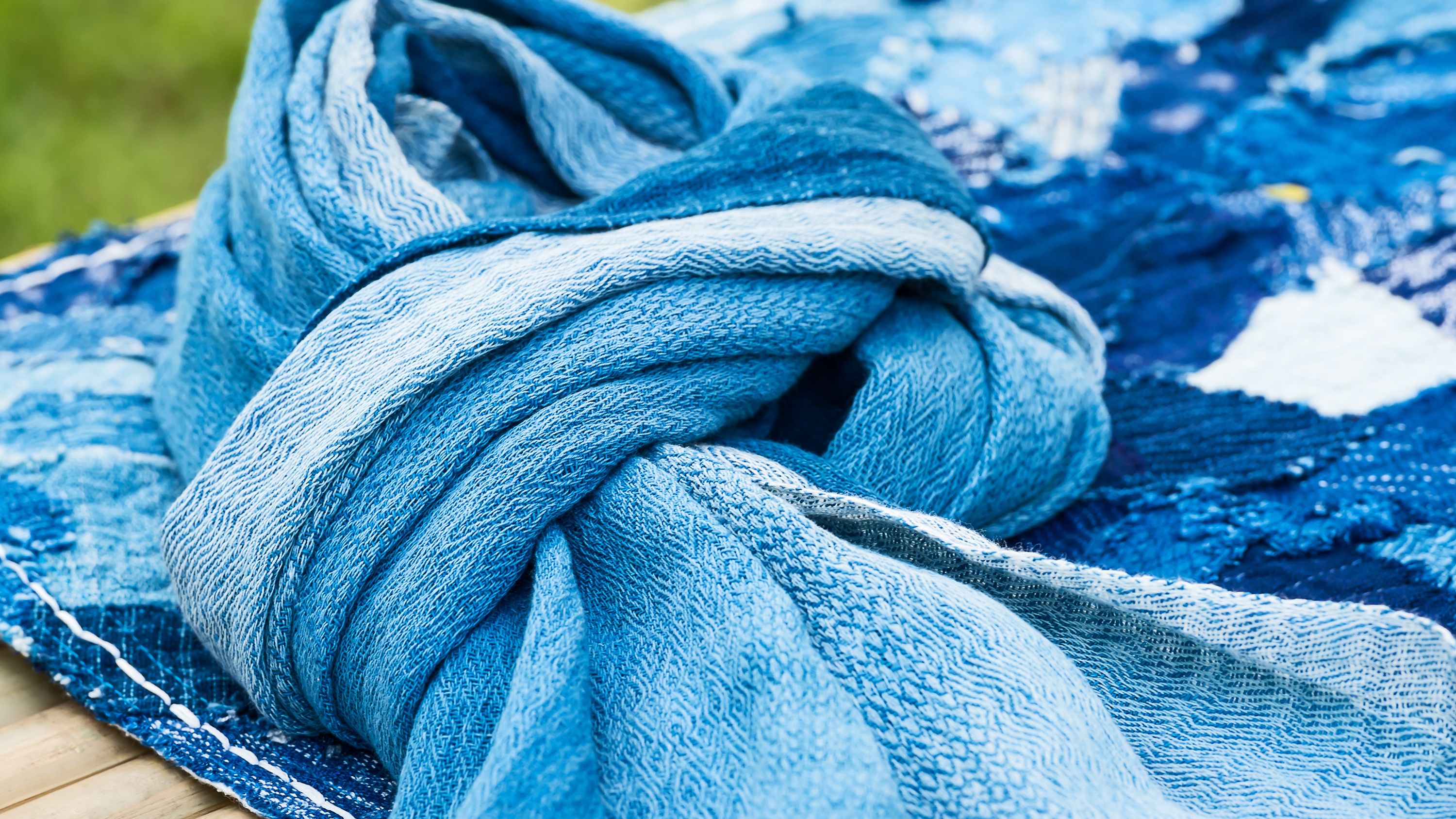Teinture naturelle facile: teindre la laine en bleu avec de la