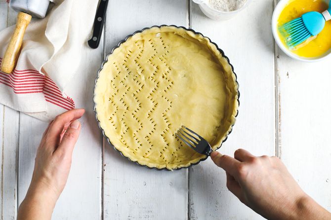How to prepare a homemade pie crust?