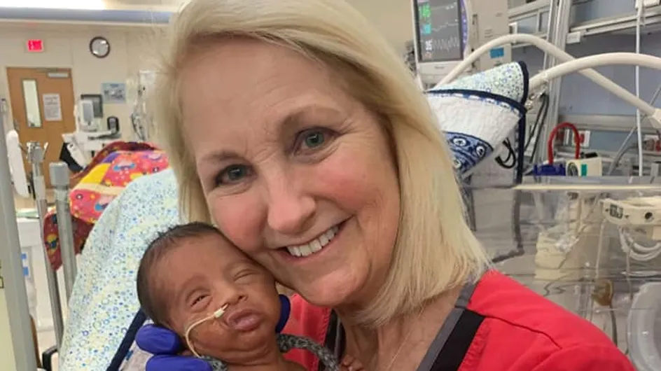 Cette infirmière s'est occupée de ce bébé prématuré, 30 ans après avoir pris soin de son père dans le même hôpital
