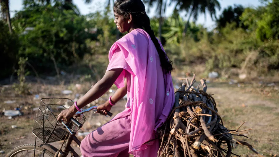 En Inde, cette jeune fille inspirante transporte son père blessé à vélo sur 1000 km