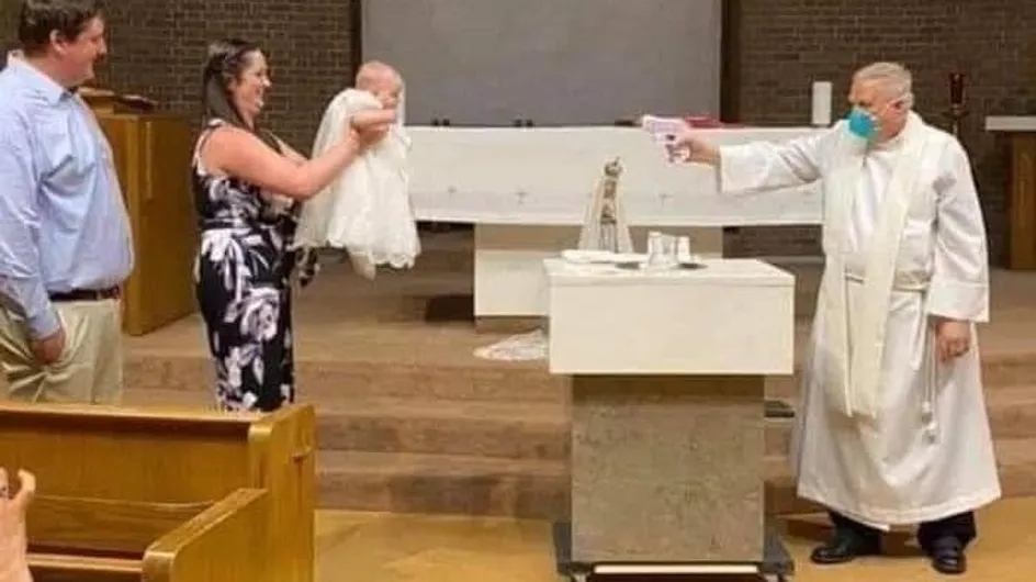 Ce prêtre baptise un bébé avec… un pistolet à eau