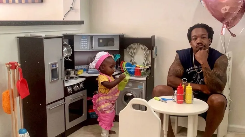 À 18 mois, cette petite fille reçoit son papa dans son « restaurant » (et c’est adorable)
