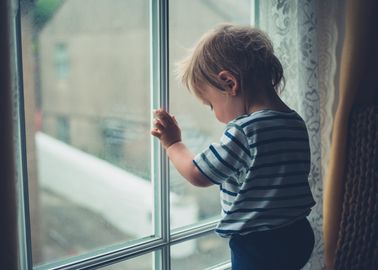 A 14 Mois Ce Bebe A Survecu A Une Chute Du 3e Etage