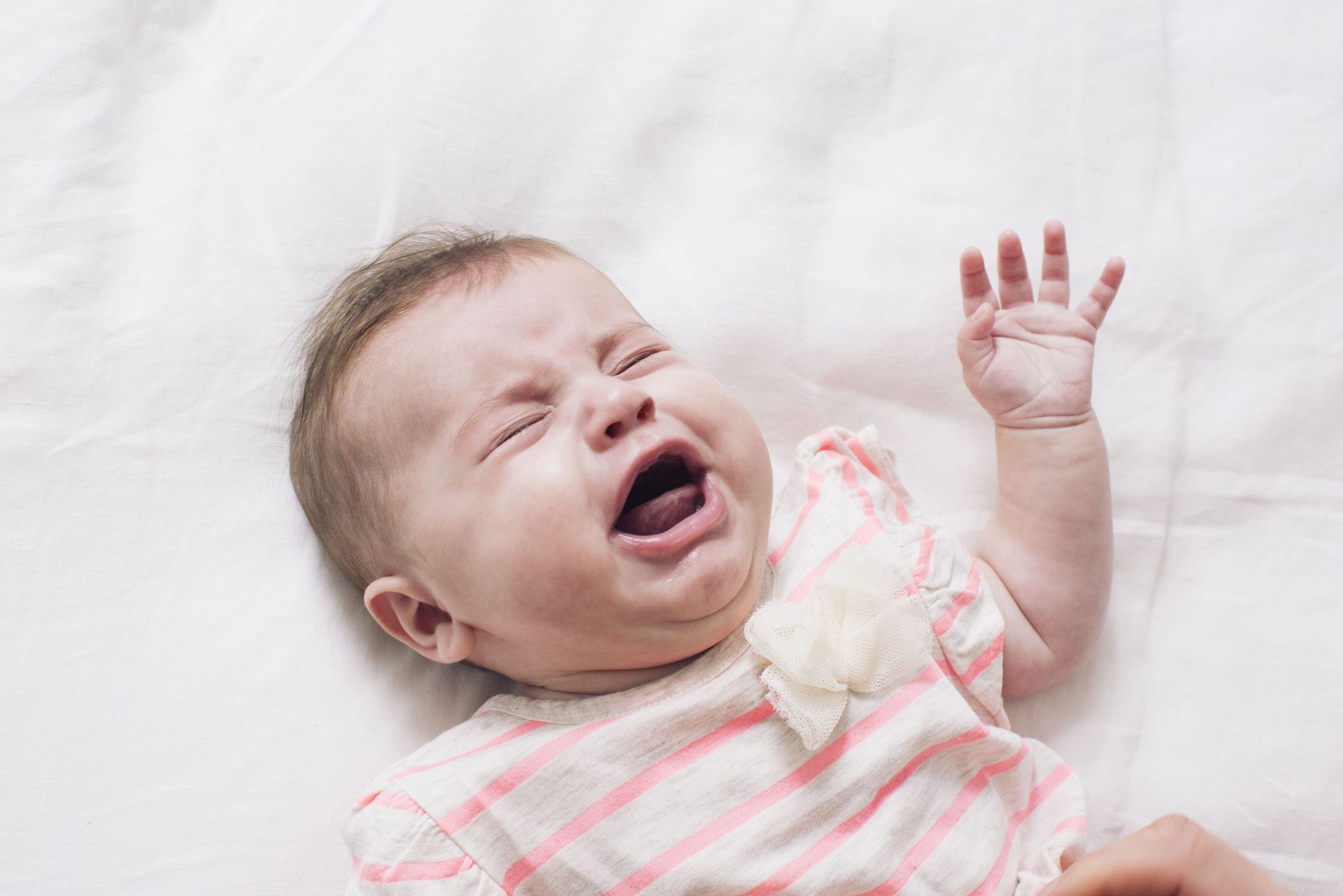 Беспокойства новорожденного. Малыш плачет. Плачущий ребенок. Новорожденный кричит. Маленький ребенок плачет.
